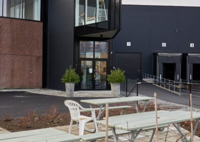 Fasaden och uteplats för Cellbes lager i Borås
