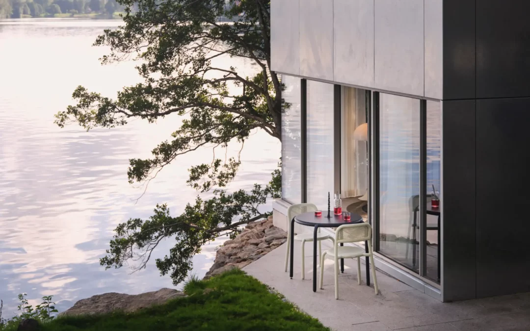 Arkitektritad fritidsbostad i naturnära miljö